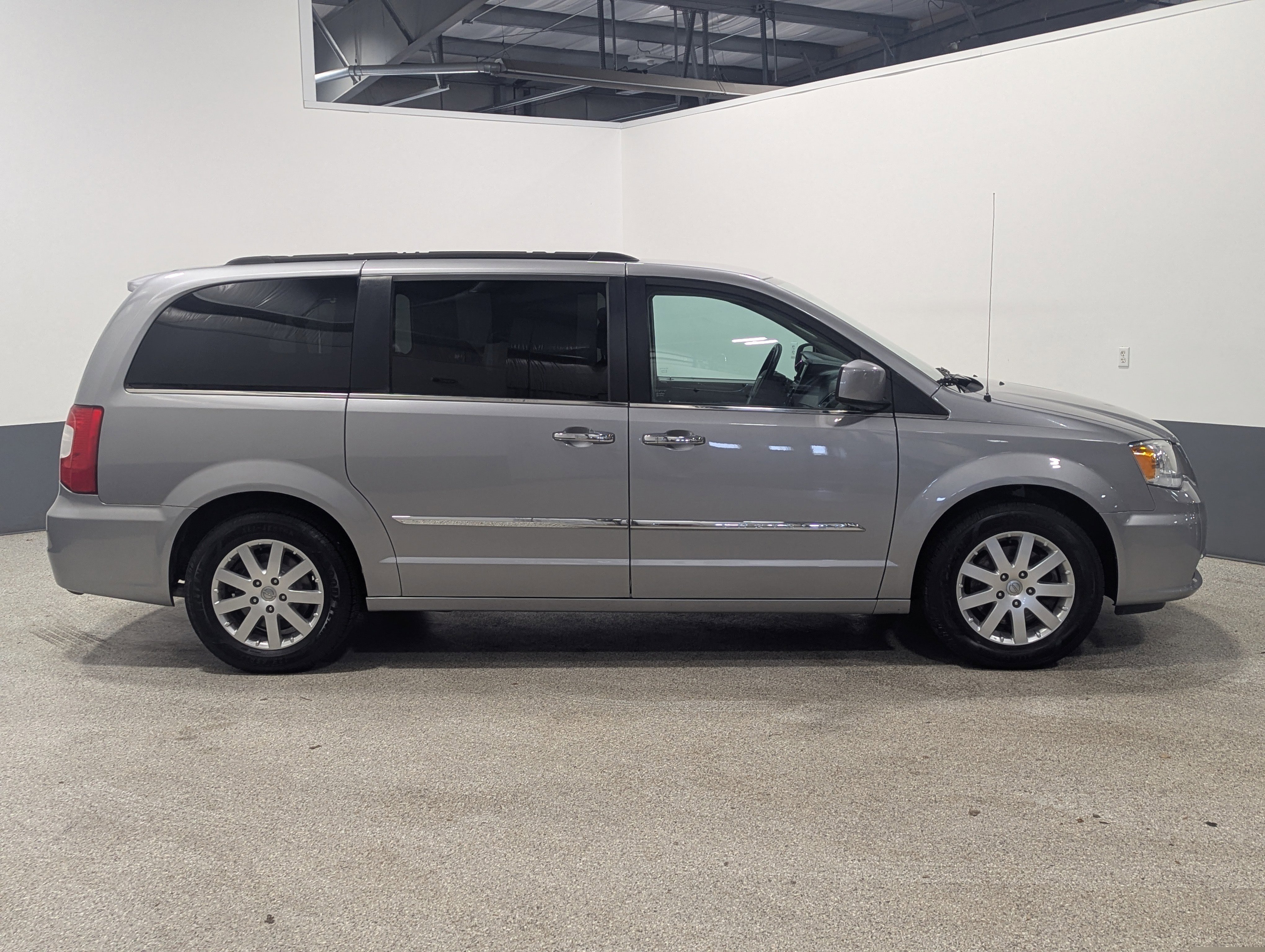Used 2016 Chrysler Town & Country Touring w/ Driver Convenience Group FWD image 2