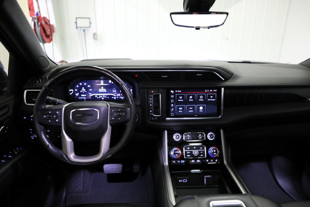 Used 2022 GMC Yukon XL Denali w/ Denali Premium Package AWD/4WD image 2