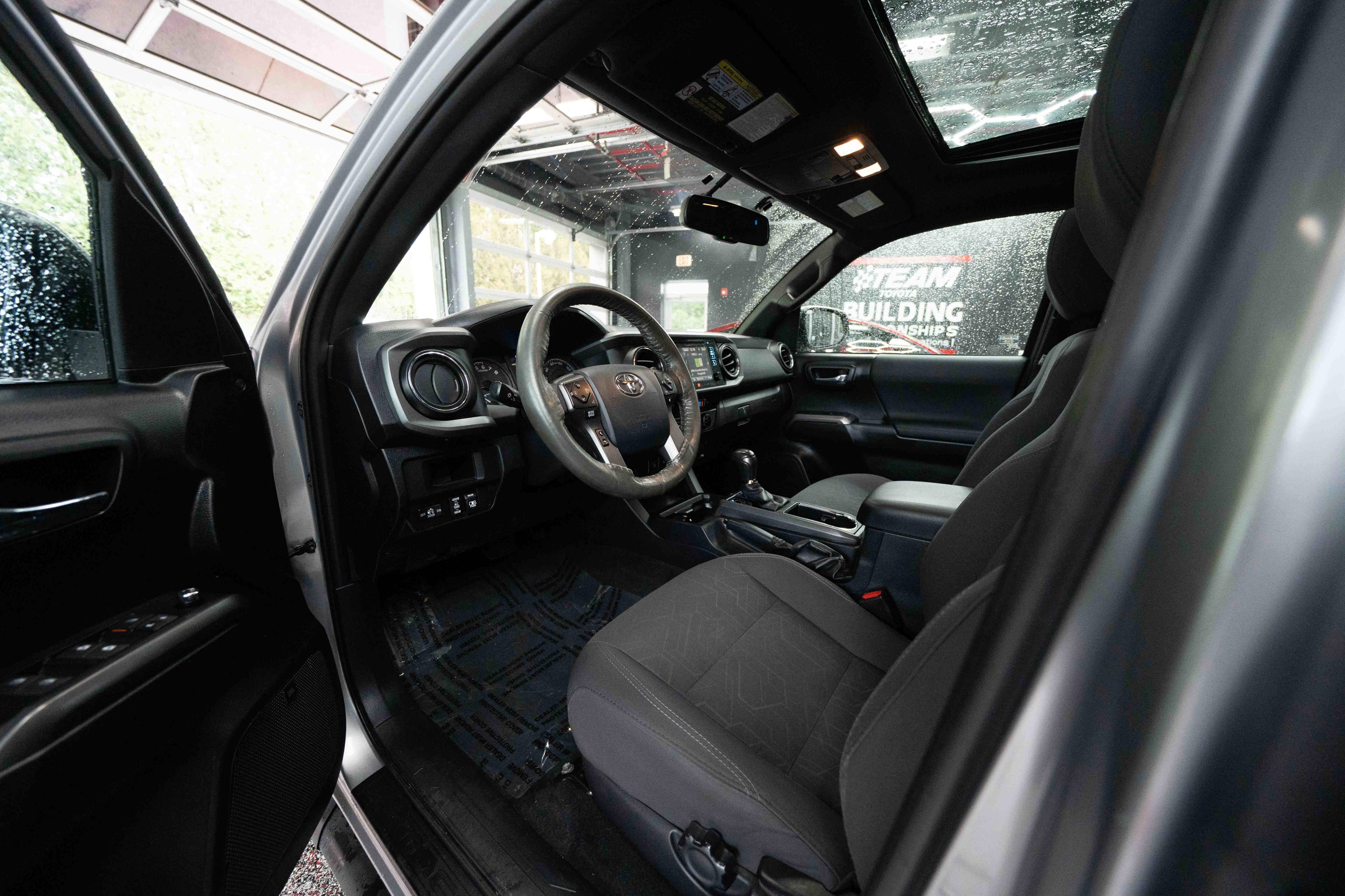Used 2017 Toyota Tacoma TRD Sport AWD/4WD image 8