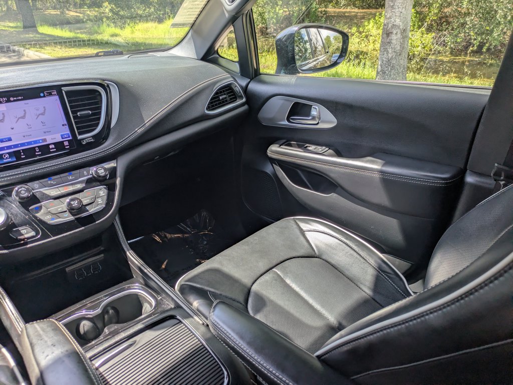 Used 2025 Chrysler Pacifica Limited FWD image 17