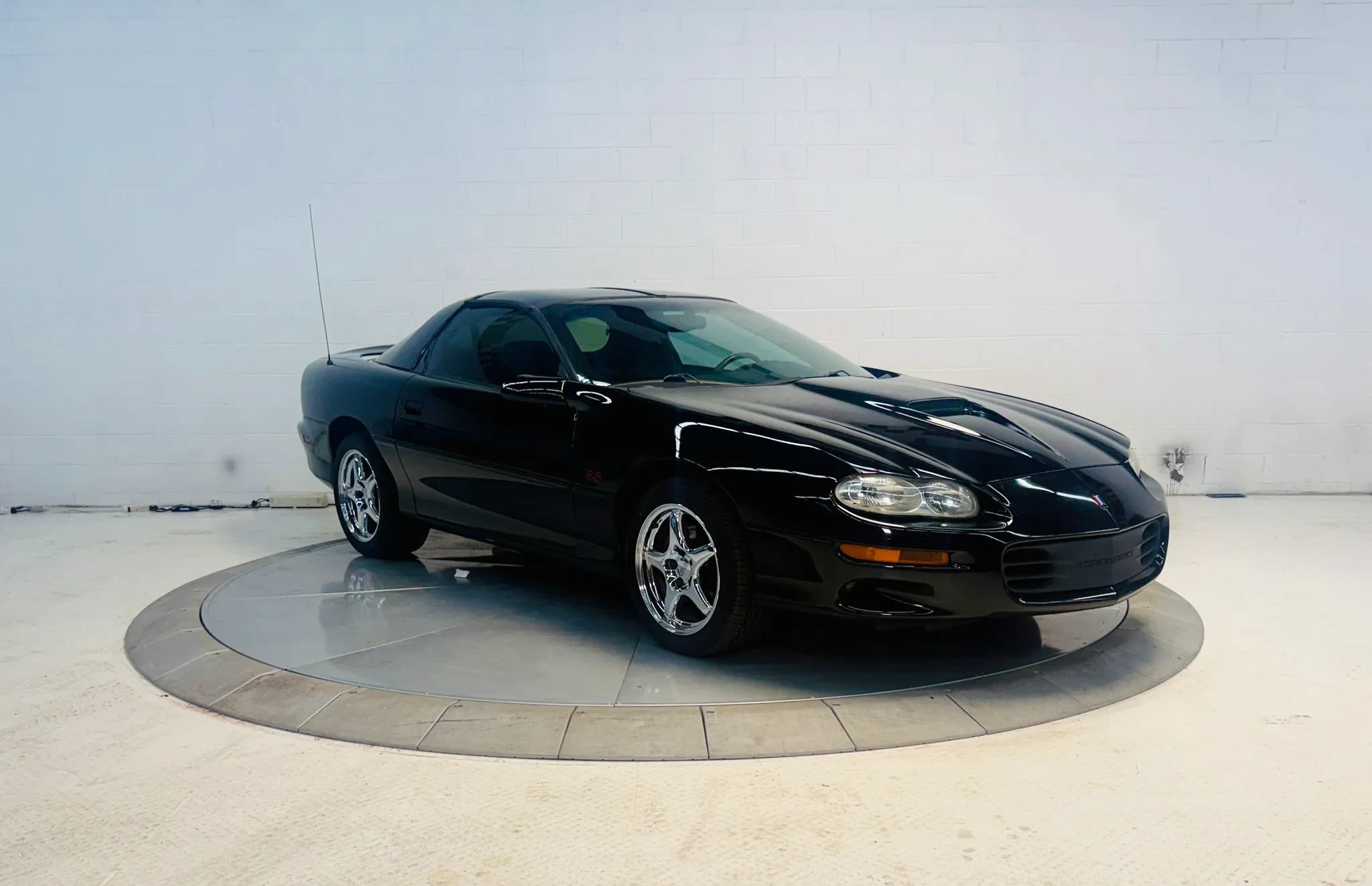 Used 2000 Chevrolet Camaro Z28 w/ SS Performance/Appearance Pkg RWD image 10