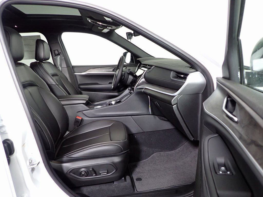 New 2025 Jeep Grand Cherokee Limited w/ Black Appearance Package image 39