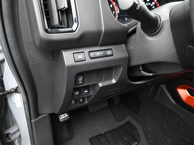 Used 2025 Nissan Frontier PRO-4X image 8