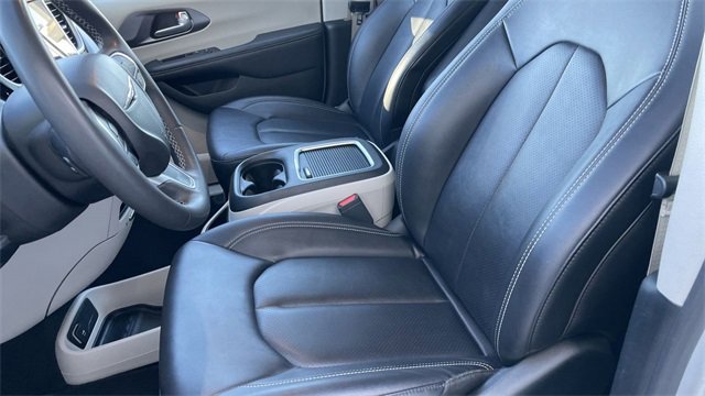 Used 2024 Chrysler Pacifica Touring-L image 11
