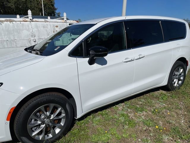 New 2026 Chrysler Pacifica Select image 2