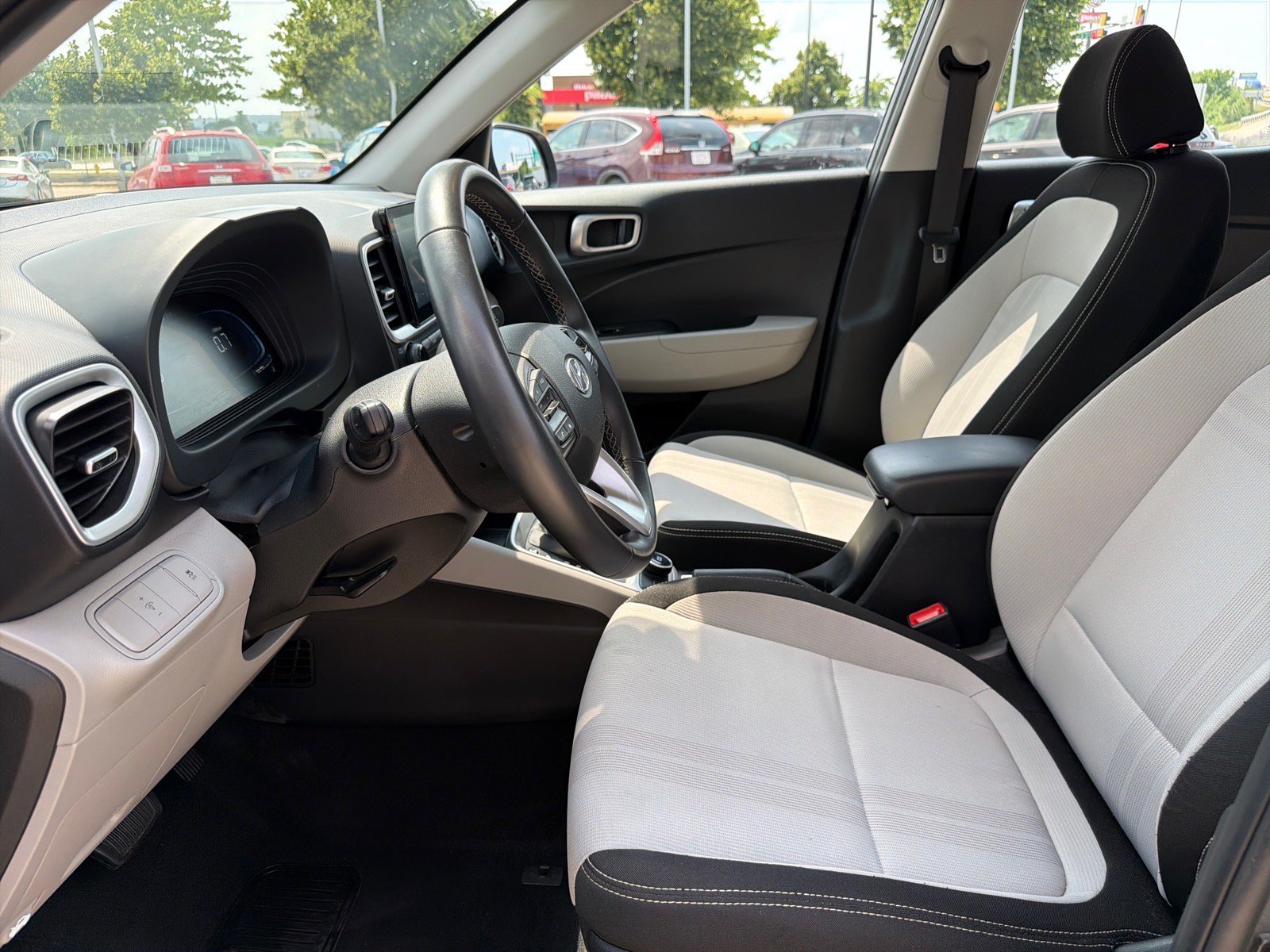 Used 2025 Hyundai Venue SEL FWD image 11