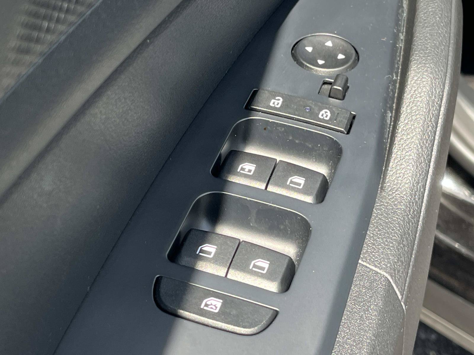 Used 2025 Kia Sportage LX FWD image 28