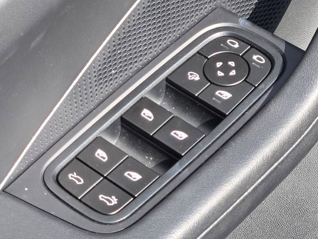 Certified 2025 Porsche Macan Electric image 18