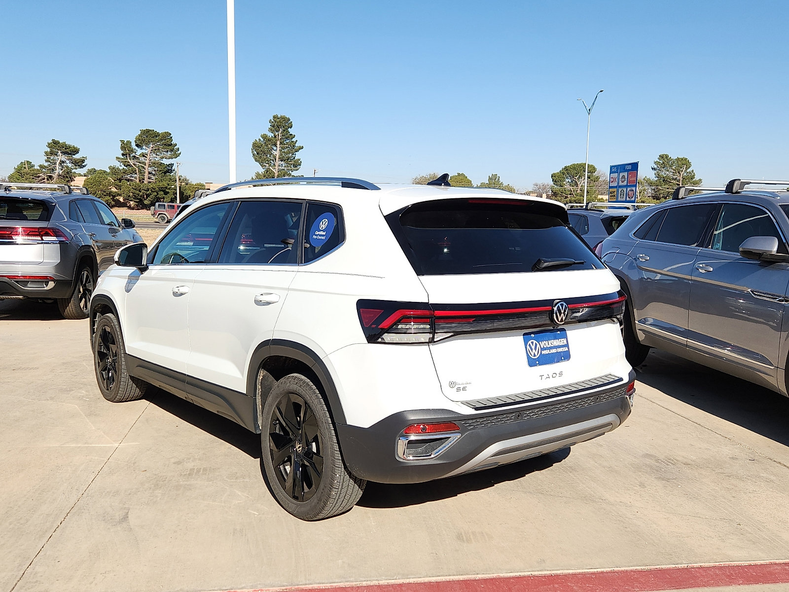 Certified 2025 Volkswagen Taos SE image 5