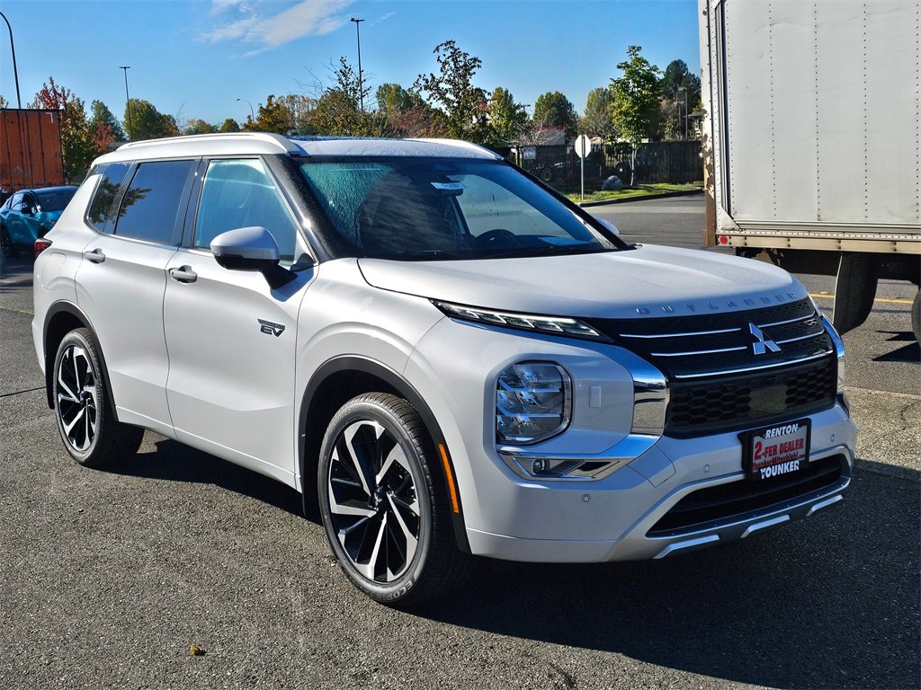 New 2025 Mitsubishi Outlander SEL image 2