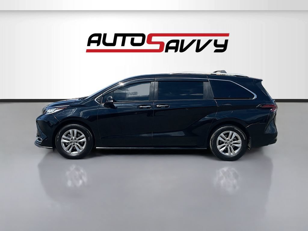 Used 2025 Toyota Sienna Limited FWD image 4