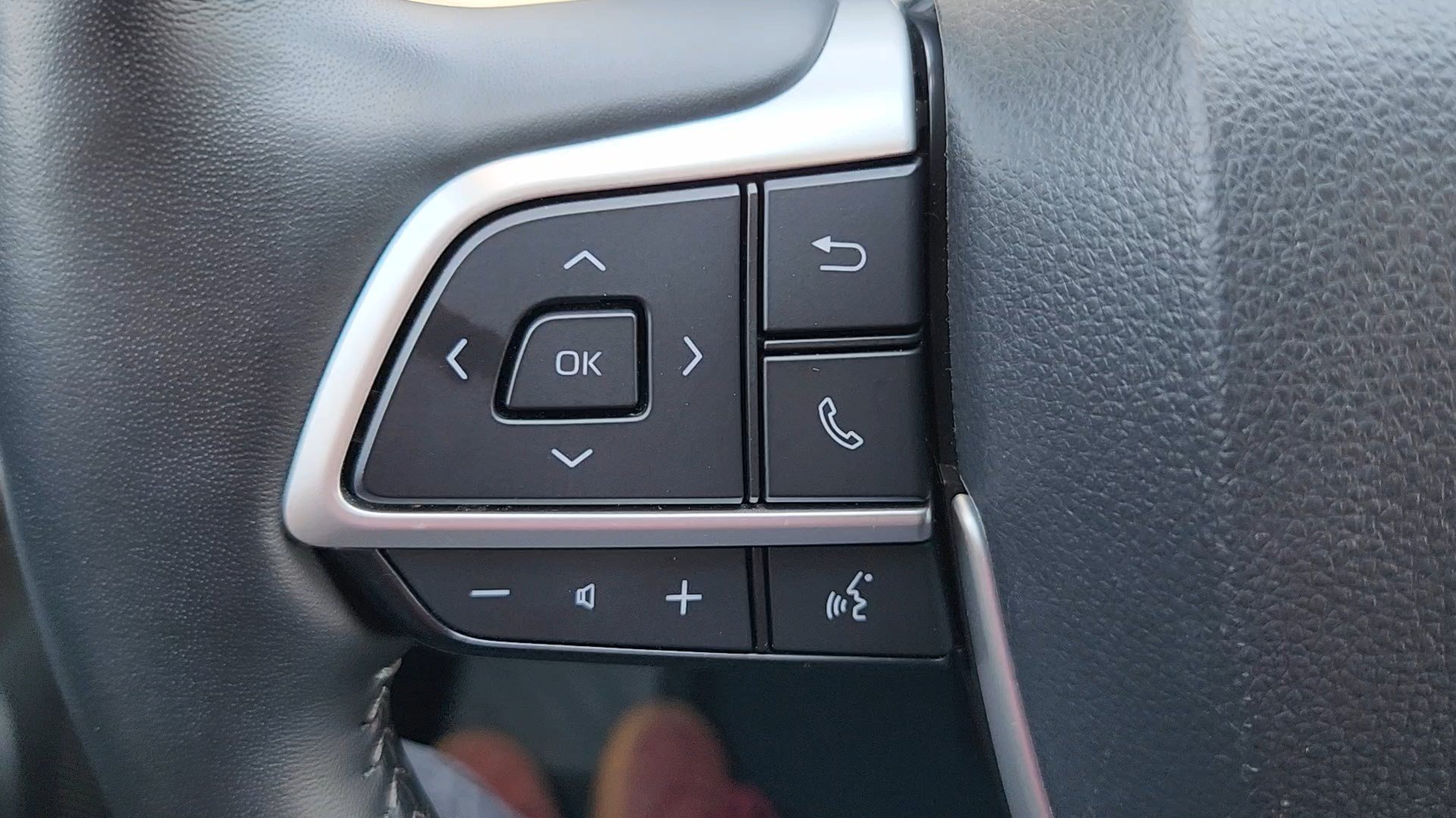 Used 2025 Toyota Highlander Limited AWD/4WD image 12