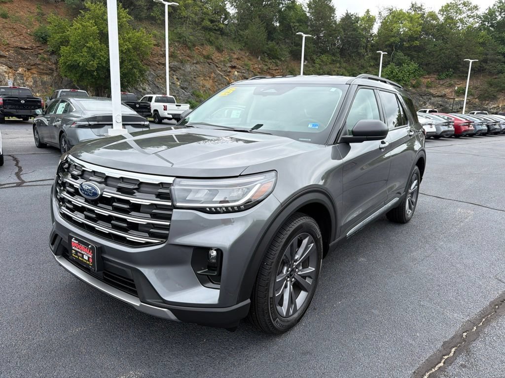 Used 2025 Ford Explorer Active w/ Active Comfort Package AWD/4WD image 3