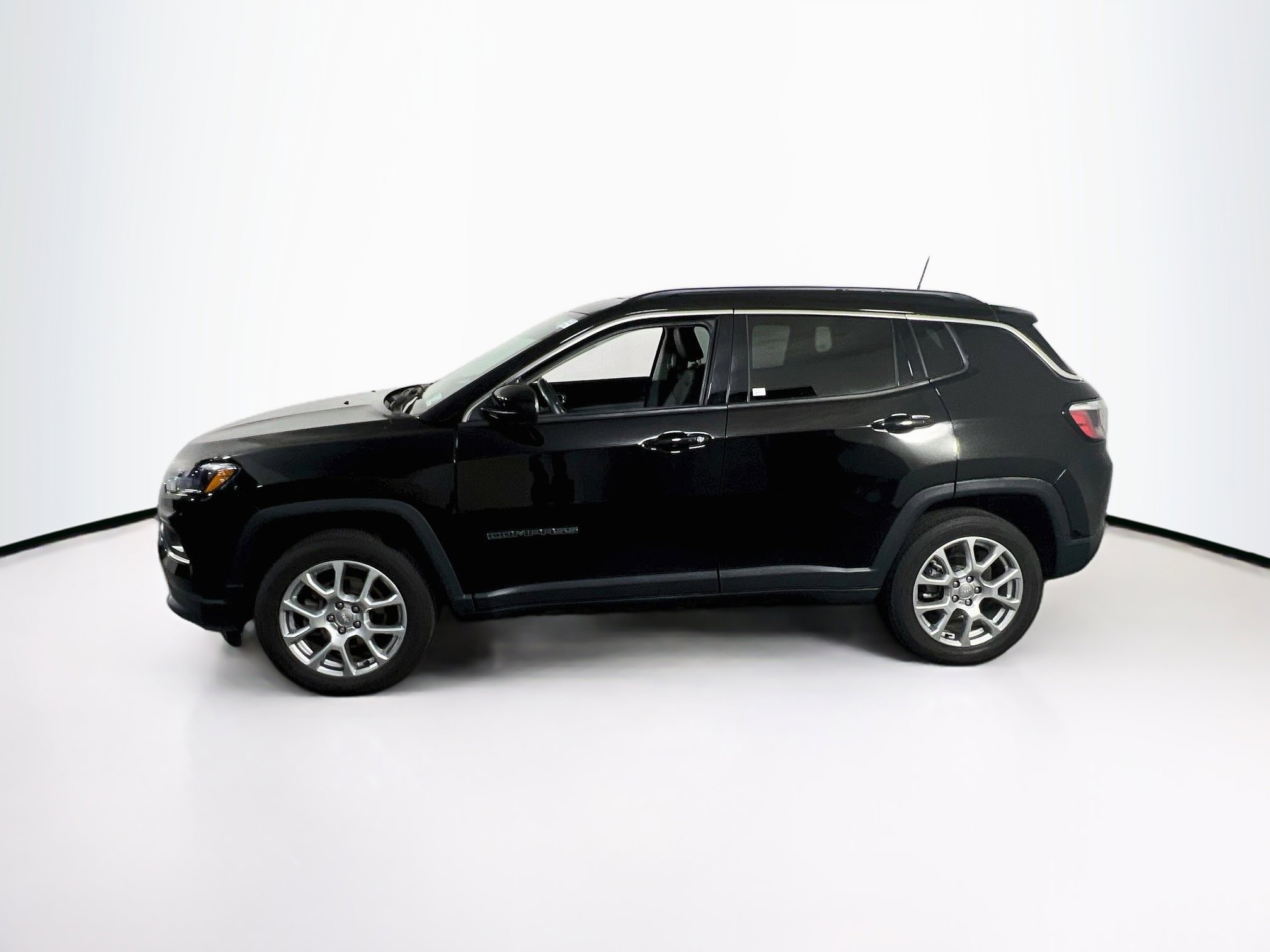 Used 2022 Jeep Compass Latitude w/ Sun and Sound Group AWD/4WD image 8