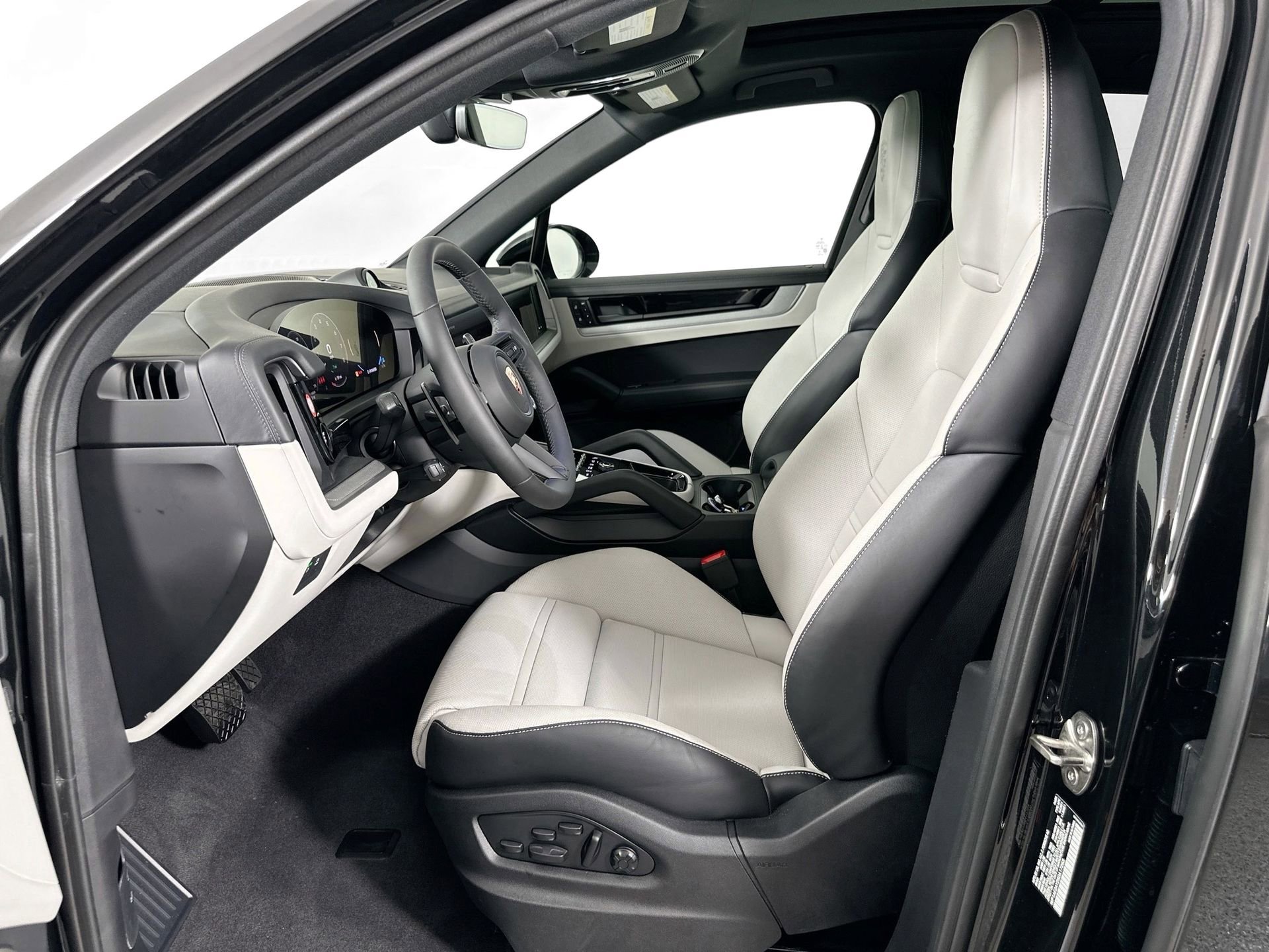 Certified 2025 Porsche Cayenne E-Hybrid image 5