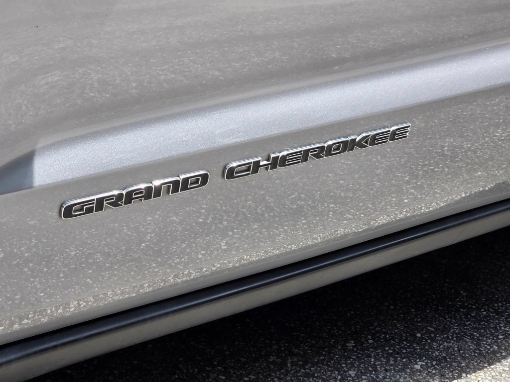 Used 2021 Jeep Grand Cherokee Laredo AWD/4WD image 28