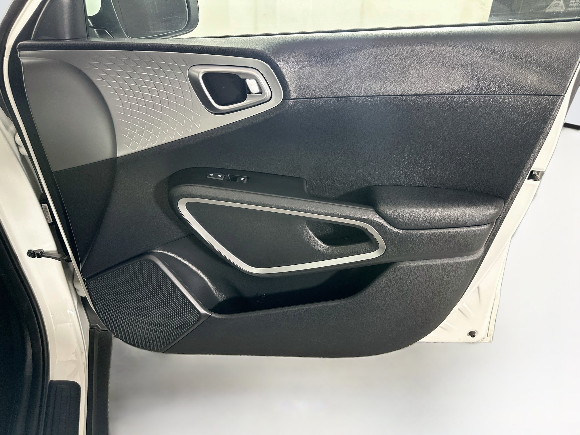 Used 2025 Kia Soul LX w/ LX Technology Package FWD image 30