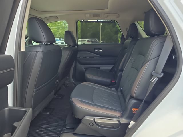 Used 2026 Nissan Pathfinder Platinum FWD image 13