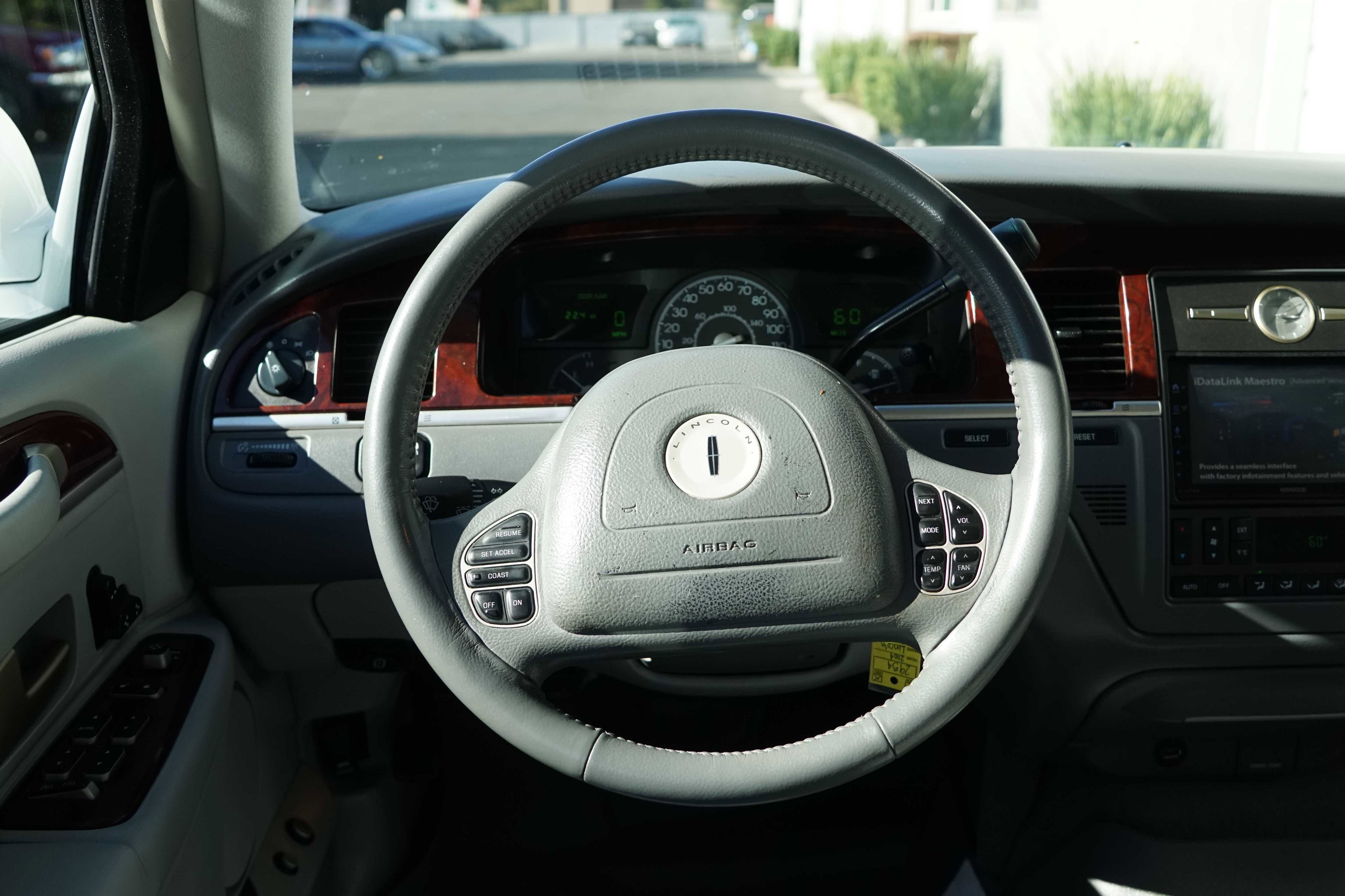 Used 2004 Lincoln Town Car Signature image 43