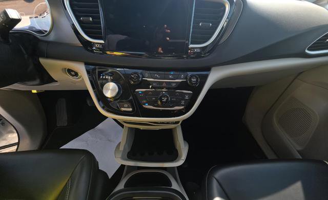 Used 2023 Chrysler Pacifica Touring-L image 9