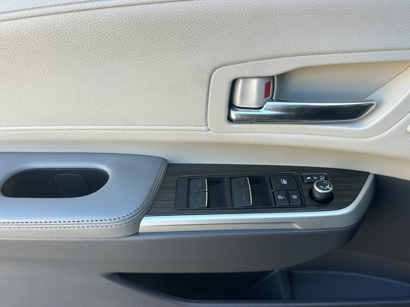 Used 2021 Toyota Sienna Limited FWD image 11