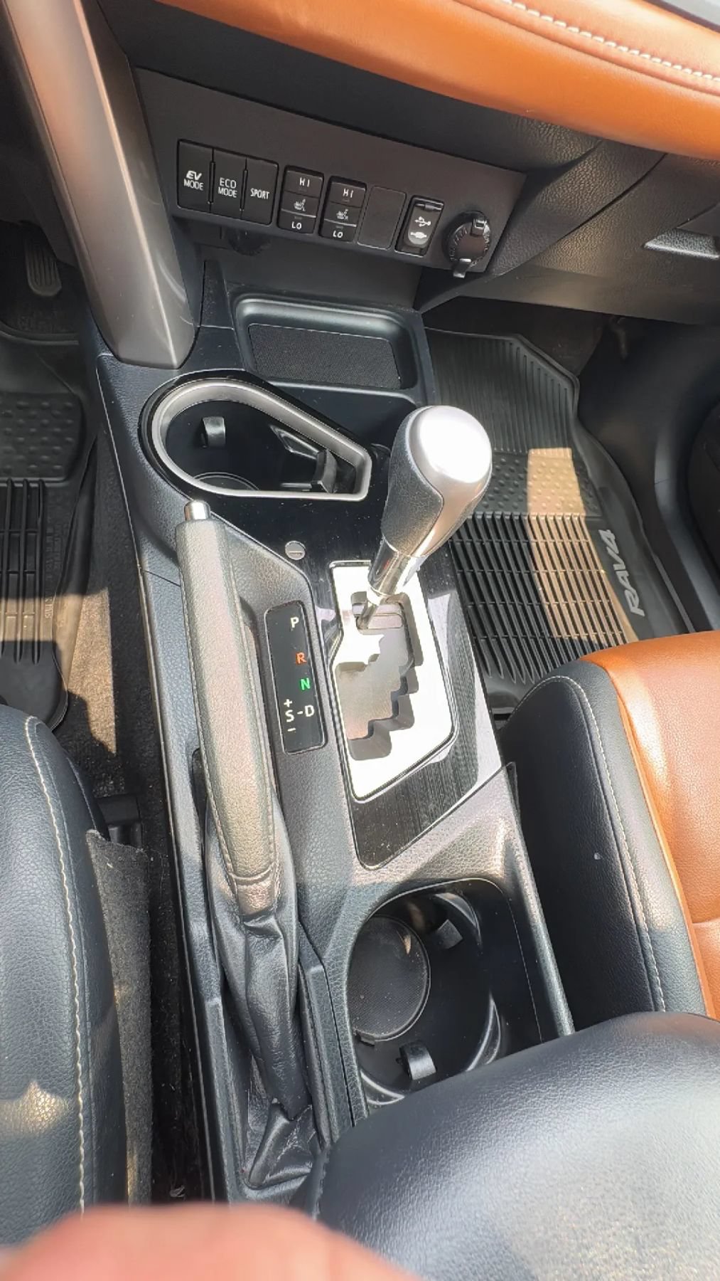 Used 2018 Toyota RAV4 Limited AWD/4WD image 28