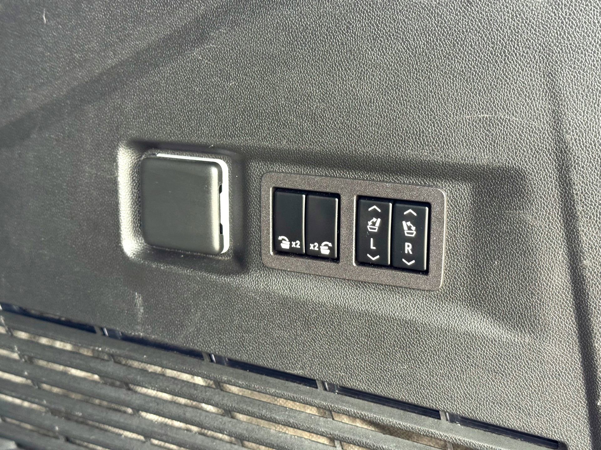 Used 2024 GMC Yukon Denali image 9