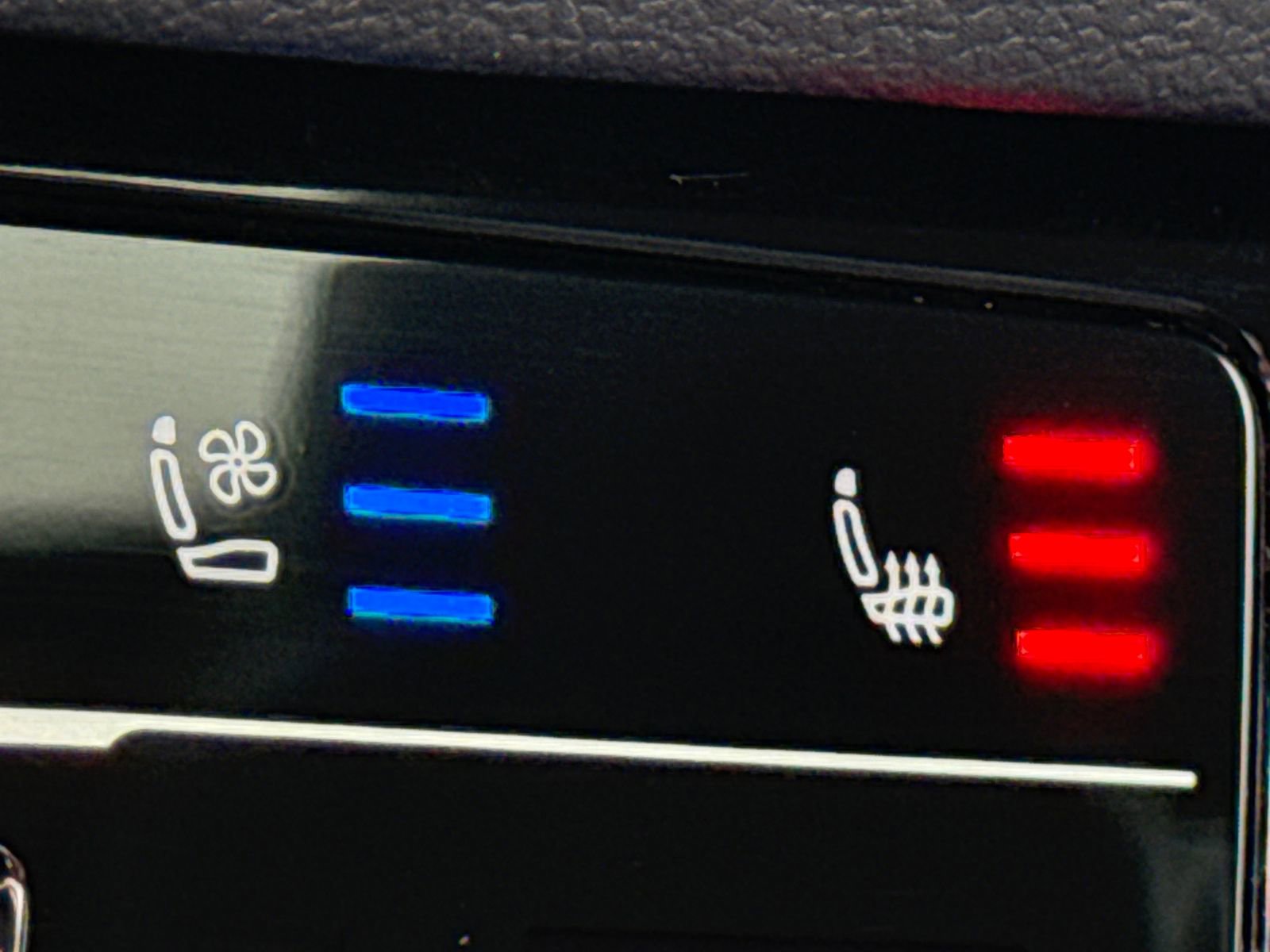 Certified 2025 Volkswagen Jetta SEL image 28