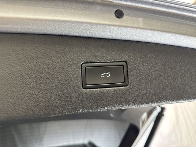 Used 2022 Volkswagen Tiguan SE R-Line image 24