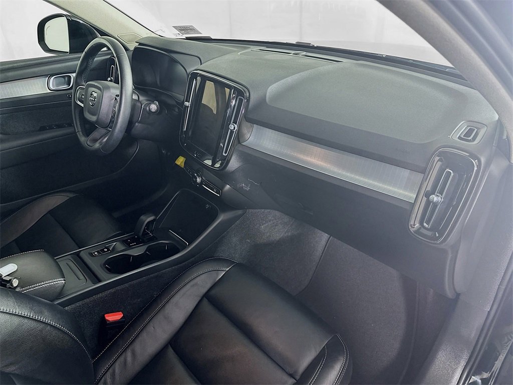 Used 2022 Volvo XC40 T4 Momentum image 30