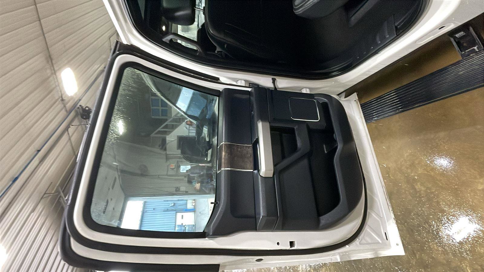 Used 2022 Ford F350 Lariat w/ Black Appearance Package image 8