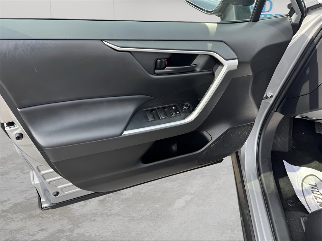 Used 2022 Toyota RAV4 LE image 15