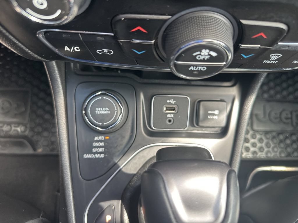 Used 2019 Jeep Cherokee Latitude Plus w/ Comfort/Convenience Group AWD/4WD image 5