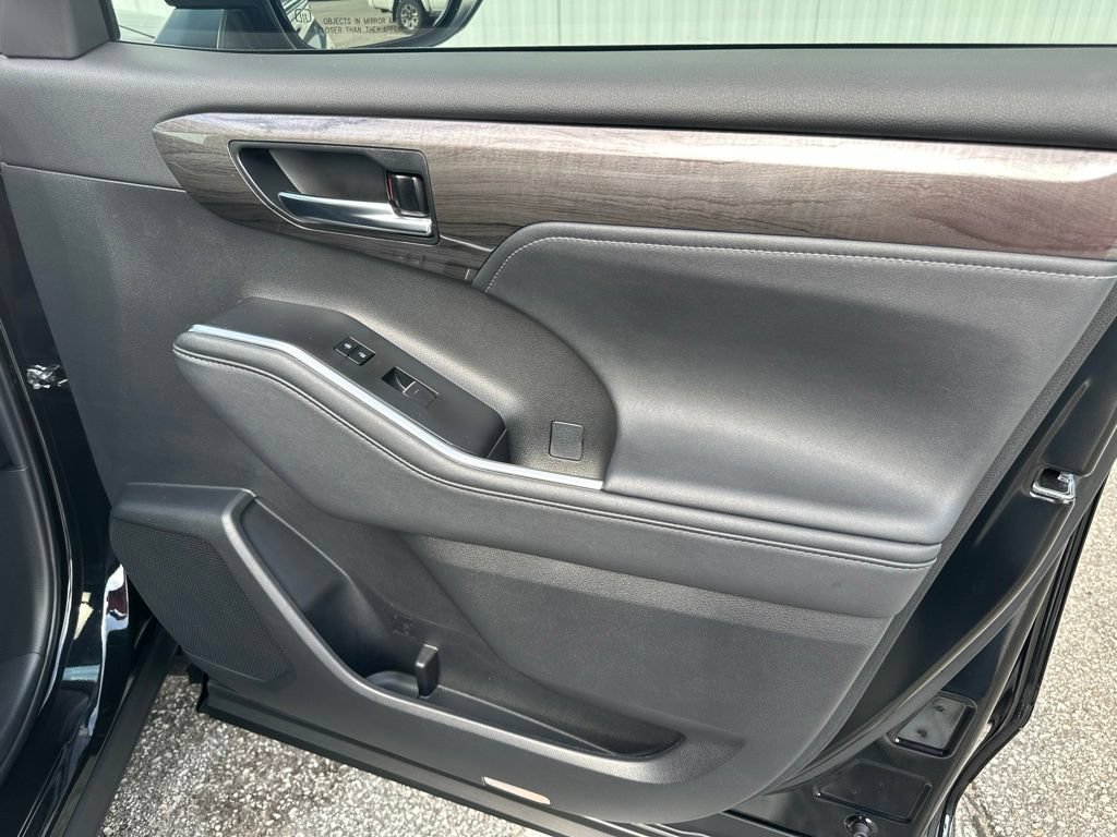 Used 2024 Toyota Highlander Platinum AWD/4WD image 32