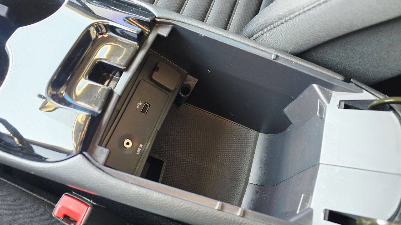 Used 2014 Ford Fusion SE FWD image 19