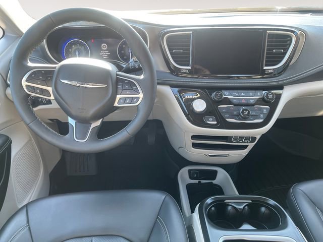 Used 2023 Chrysler Pacifica Touring-L AWD/4WD image 11