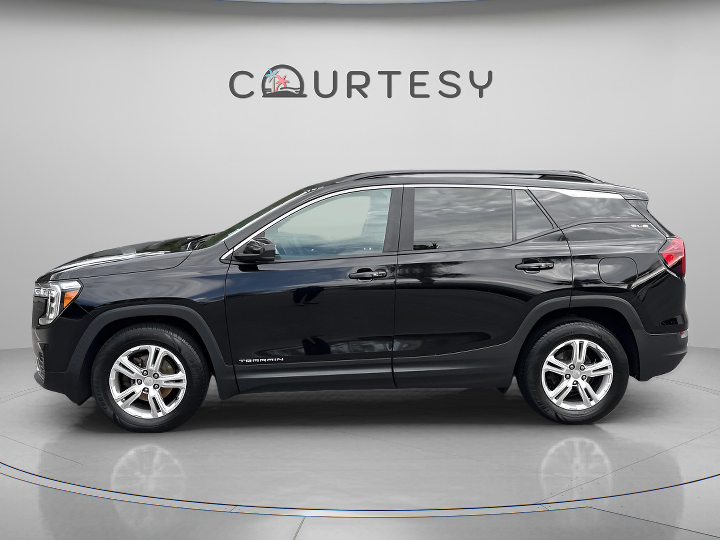 Used 2022 GMC Terrain SLE w/ Driver Convenience Package image 4