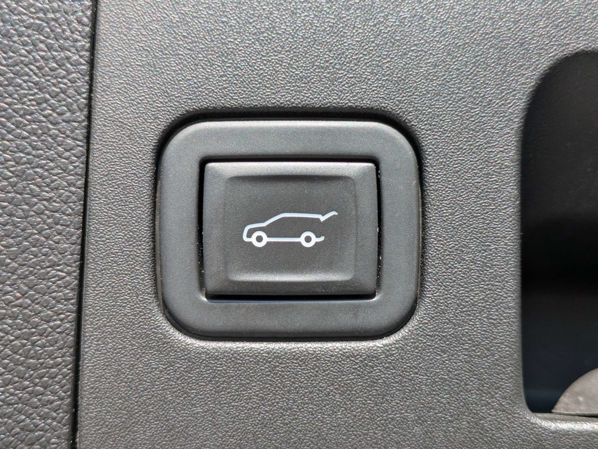 Used 2024 Cadillac XT4 Luxury w/ Cold Weather Package FWD image 10
