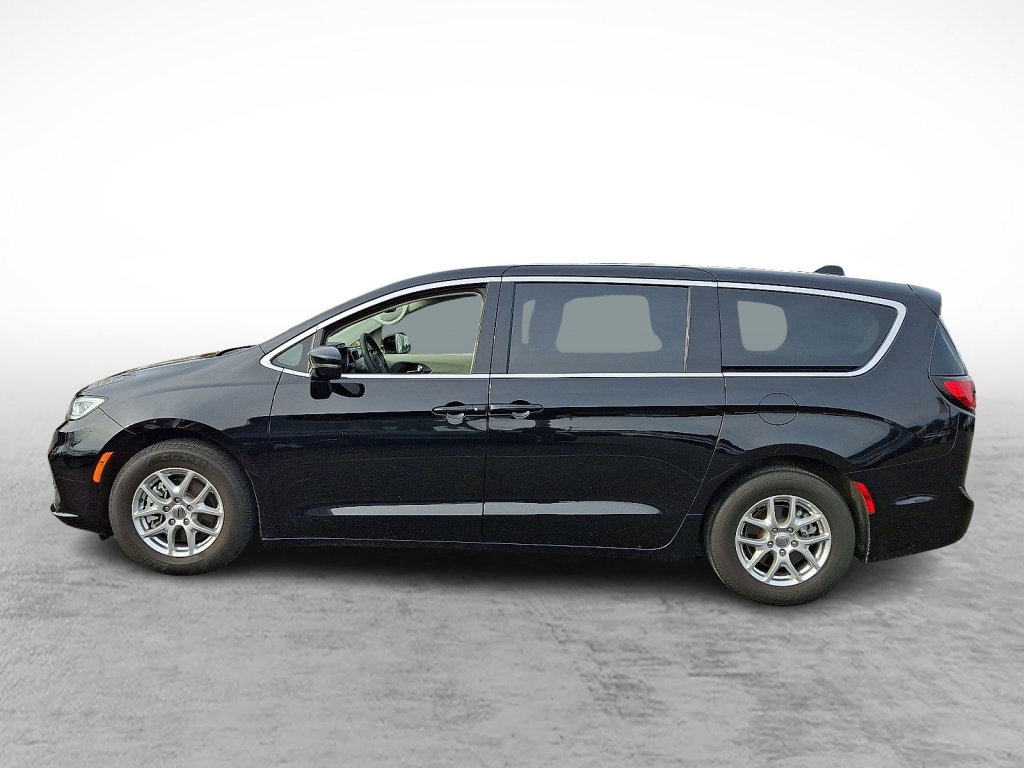 Used 2024 Chrysler Pacifica Touring-L image 2