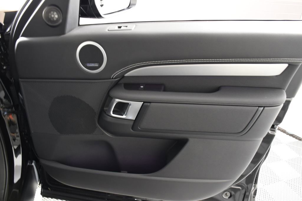 Certified 2025 Land Rover Discovery Dynamic SE image 18