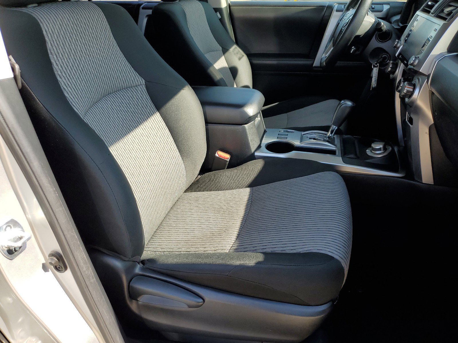 Used 2020 Toyota 4Runner SR5 AWD/4WD image 10