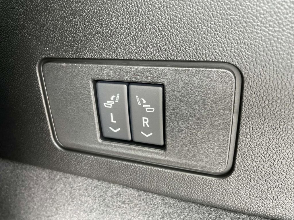 New 2025 Cadillac XT6 Luxury image 11