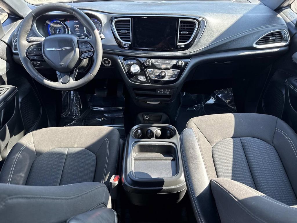 Used 2024 Chrysler Pacifica Touring image 18