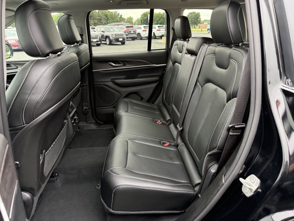 Used 2024 Jeep Grand Cherokee Limited AWD/4WD image 13