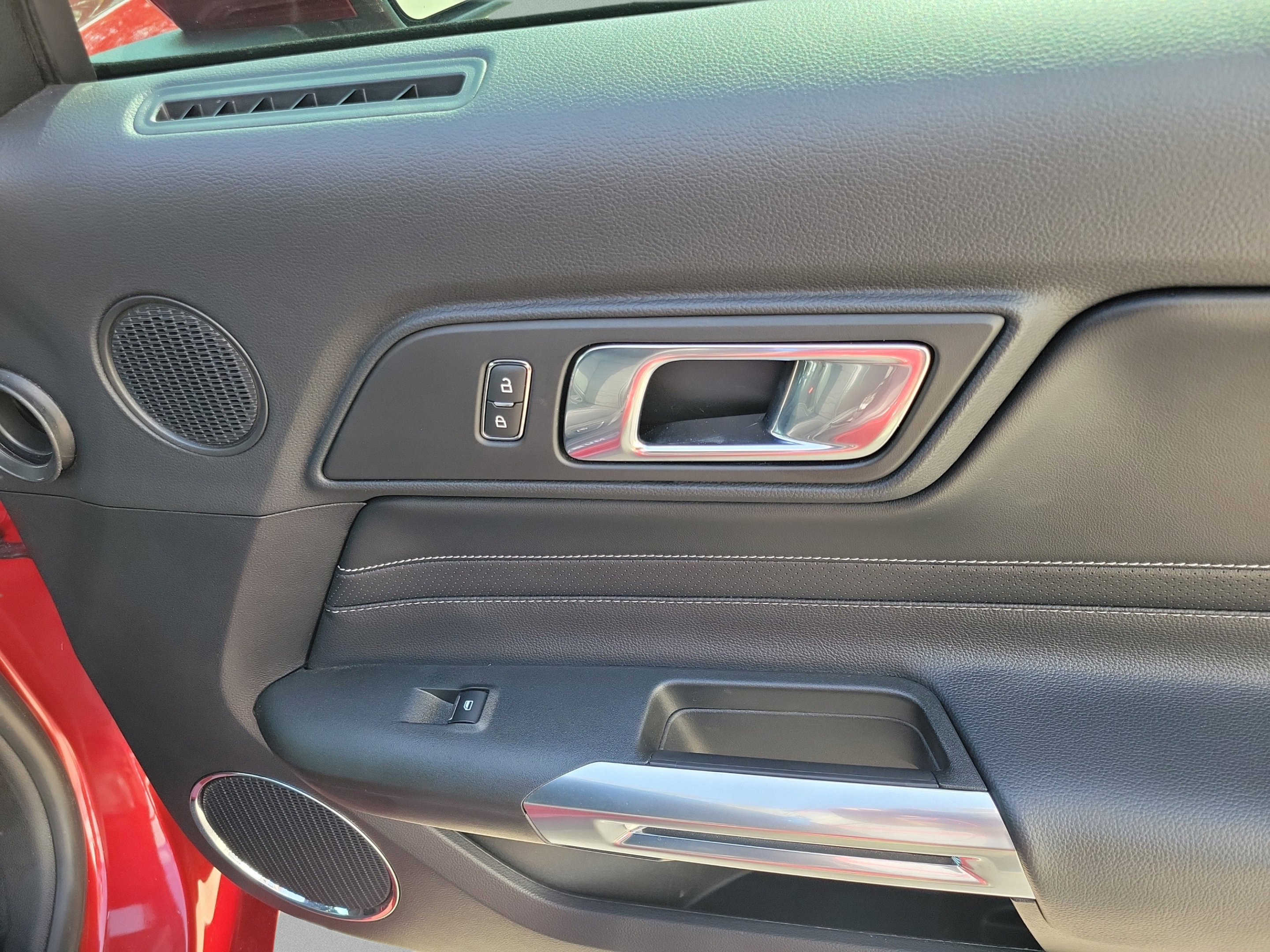 Used 2018 Ford Mustang GT Premium w/ Equipment Group 401A RWD image 9