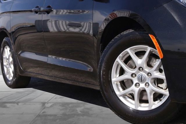 Used 2023 Chrysler Voyager LX image 3