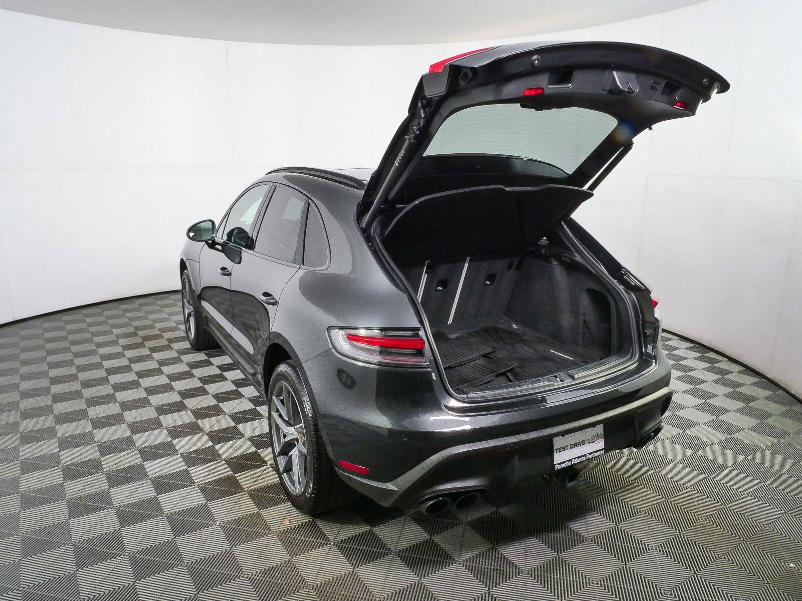 Certified 2024 Porsche Macan AWD/4WD image 27