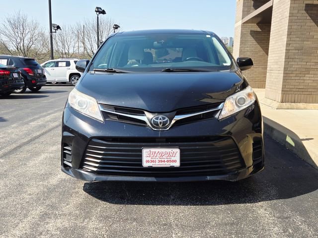 Used 2019 Toyota Sienna LE w/ LE Preferred Package FWD image 2