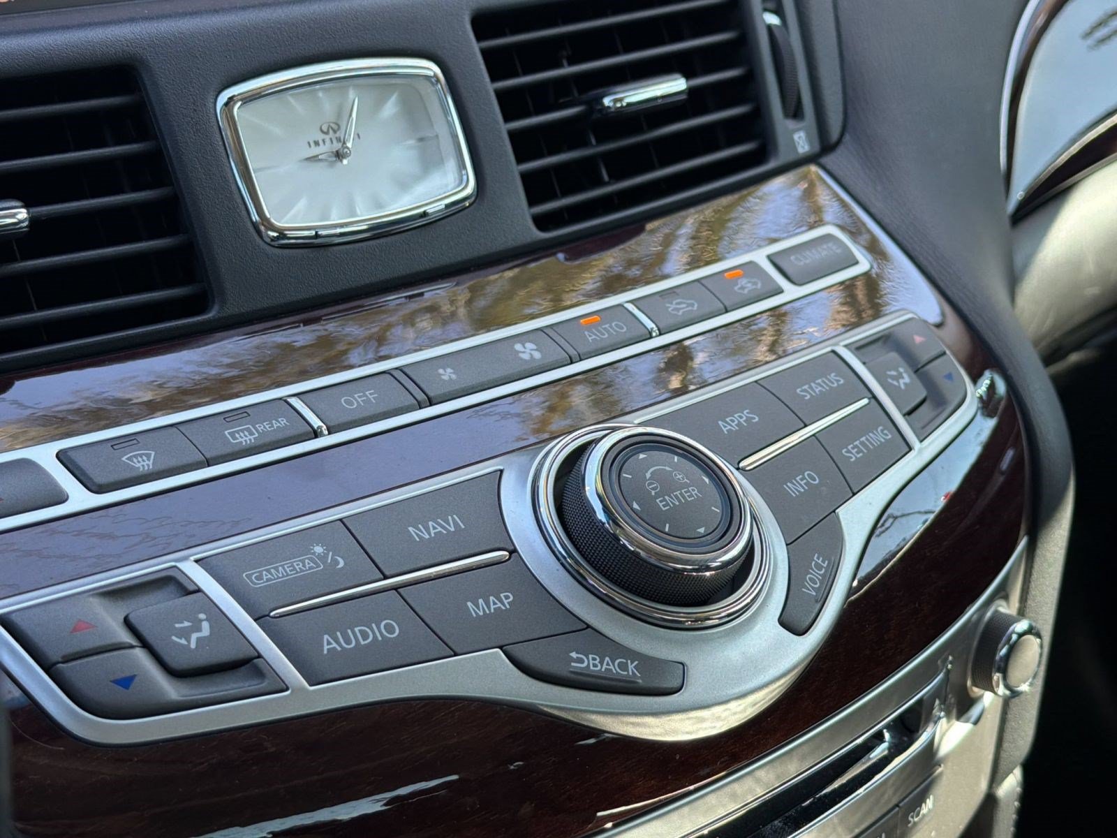 Used 2019 INFINITI Q70 Luxe RWD image 17