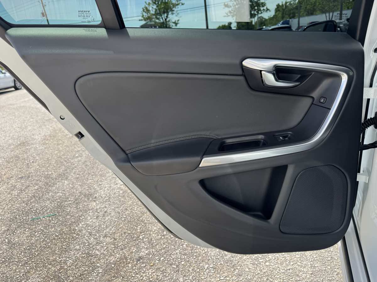 Used 2018 Volvo V60 T5 Cross Country AWD/4WD image 28